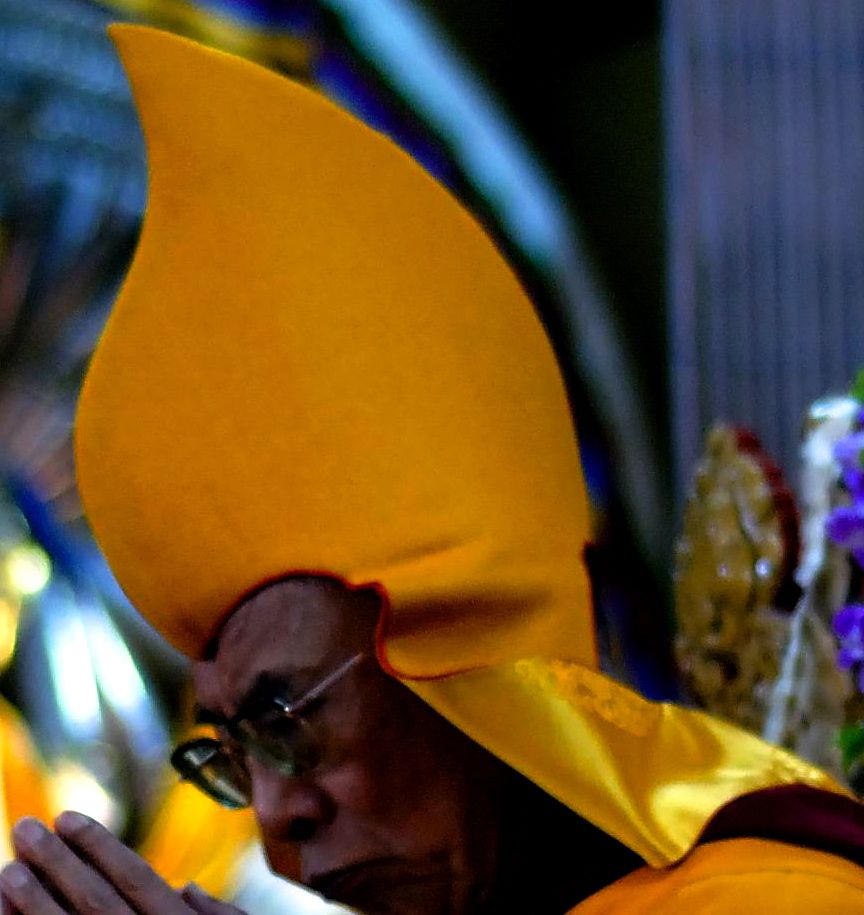 11.DalaiLámaOldalrólK